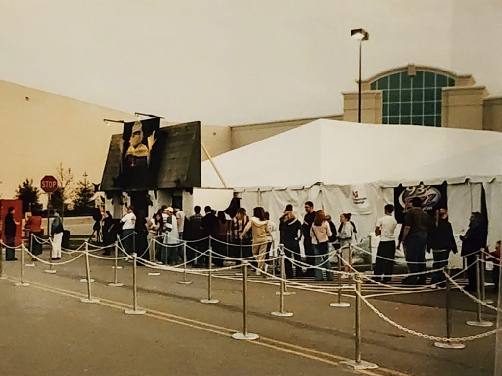 The line in front of the Khymira Experiment at The Mall at Robinson